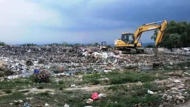 Alat Berat Rusak, Tata Kelola 80 Ton Sampah di TPA Landoh Rembang Menghadapi Kendala Teknis
