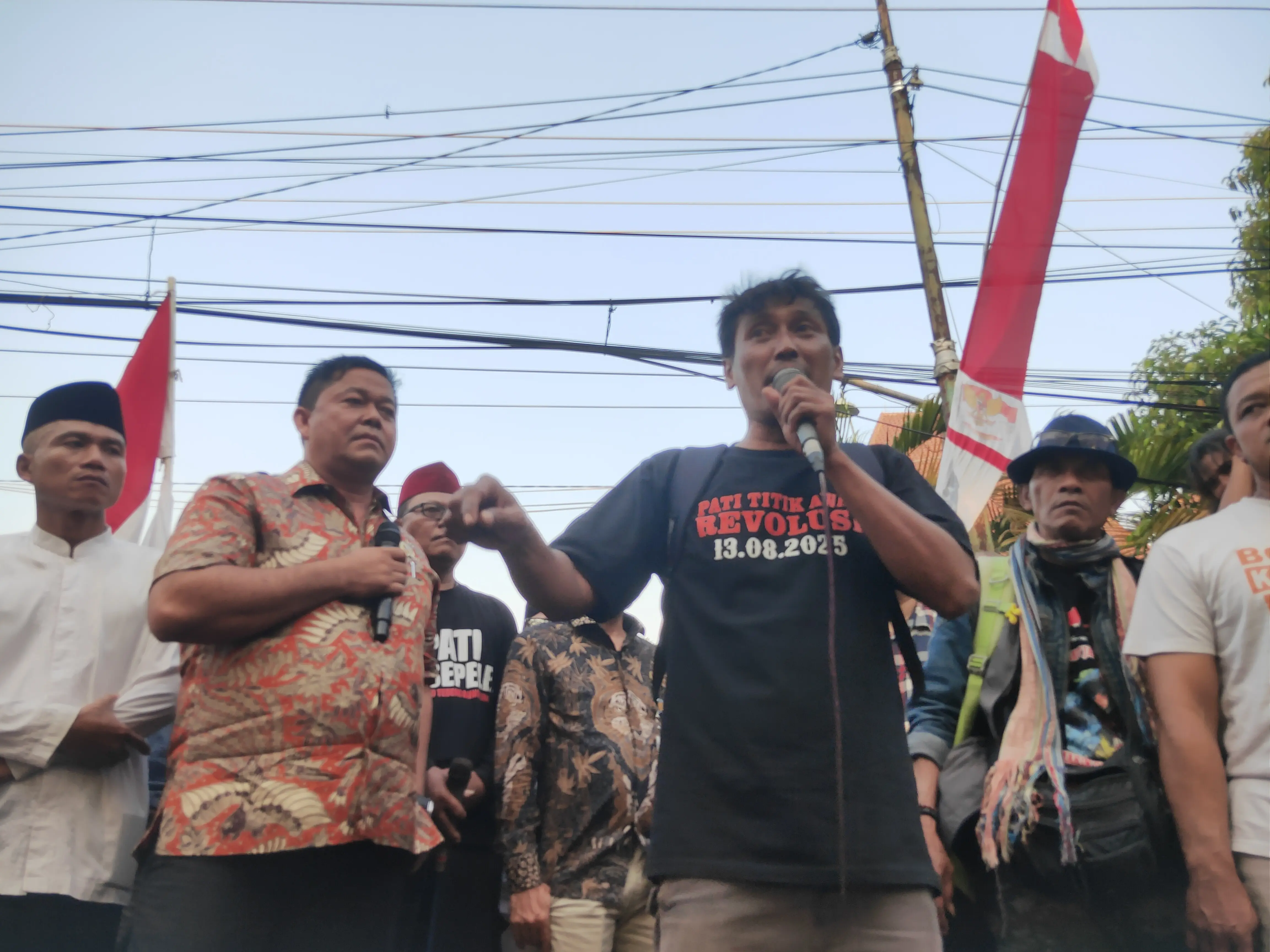 Ali Badrudin Dirujak Teguh di Mobil Komando, Tak Semua Anggotanya Temui Massa