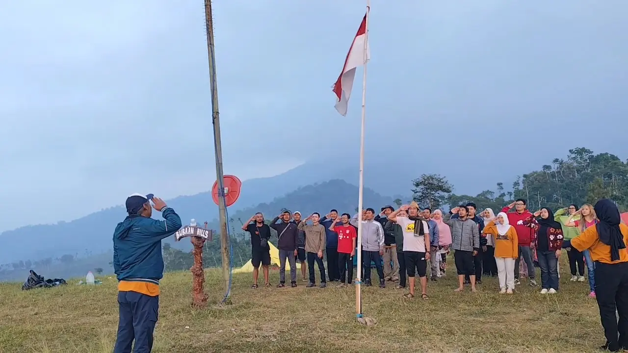 Wartawan Pati dan Petani Kopi Rayakan Upacara Kemerdekaan di Atas Bukit