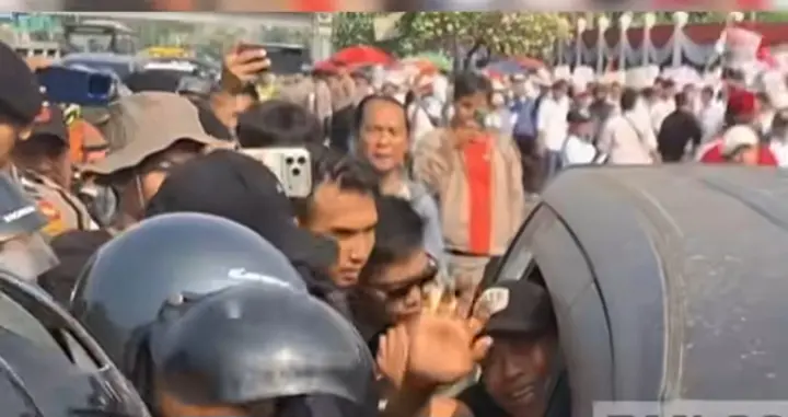 Aktivis AMPB Tiba-tiba Dibawa Masuk Mobil Polisi, Massa Menghadang