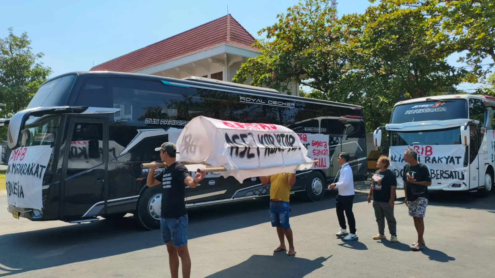 Masyarakat Pati Susul AMPB Demo di Jakarta Bawa Keranda