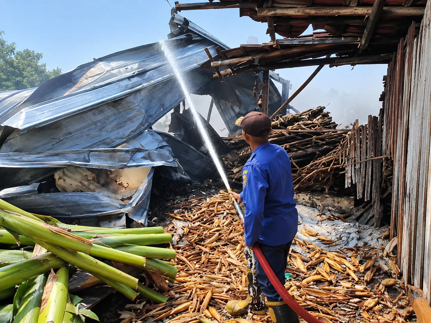 Kebakaran Melahap Gudang Kapuk Karaban, Kerugian Capai  Rp300 Juta