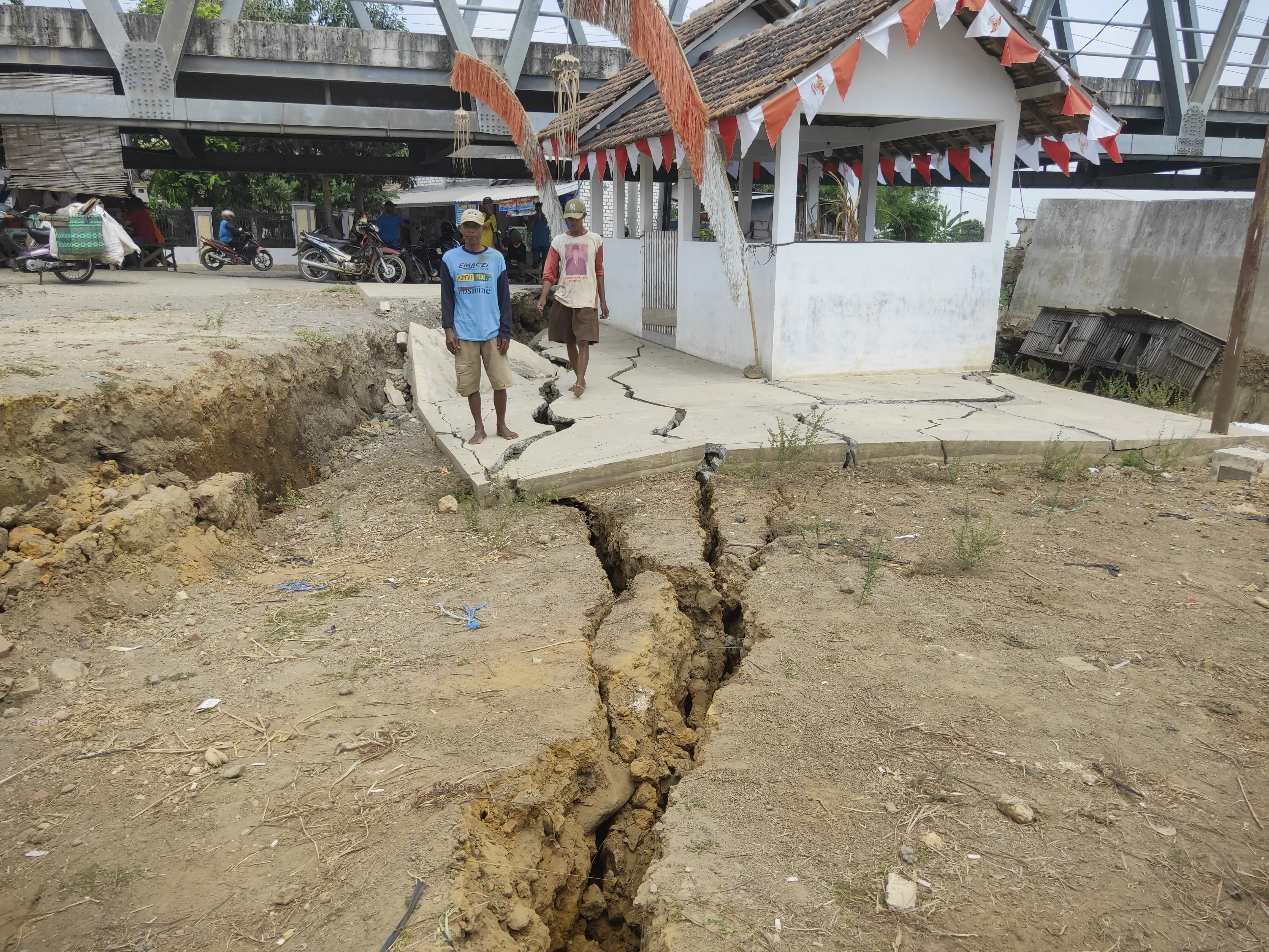 Lahan di Bawah Jembatan Sampang Jakenan Retak