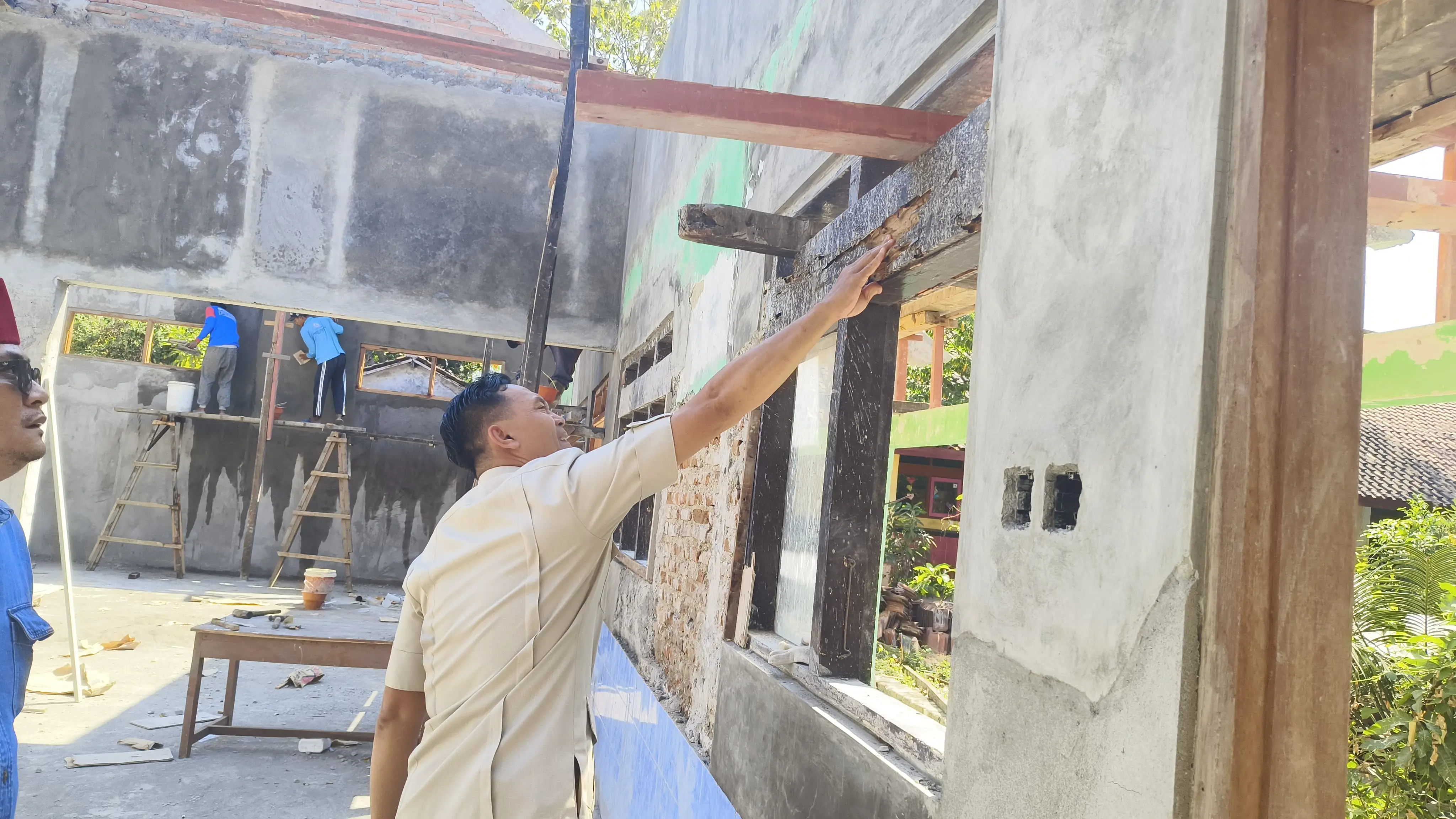 Teledor Awasi Proyek, SDN Tasiksono Lasem Ditegur DPRD Rembang Gara-Gara Biarkan Kusen Keropos Dipasang