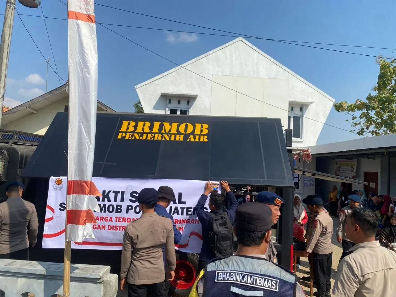 Polda Jateng Dropping Air ke Desa Tambahmulyo Jakenan Pati