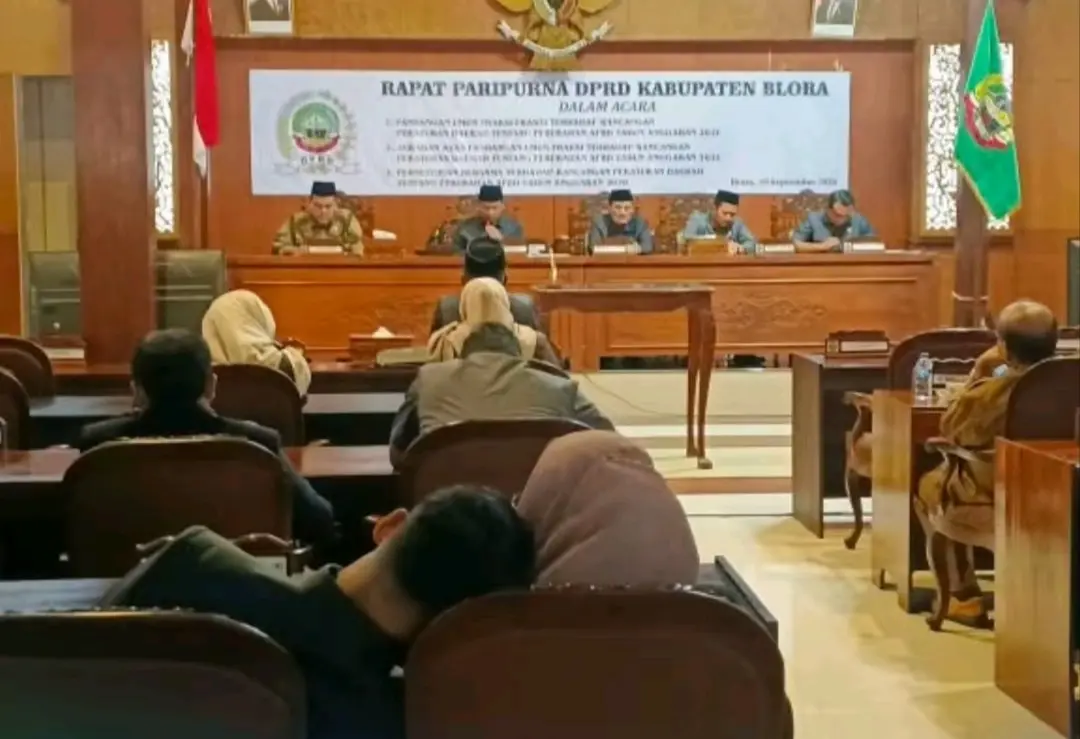 Dua Anggota DPRD Blora Terekam Kamera Bersandar Saat Paripurna