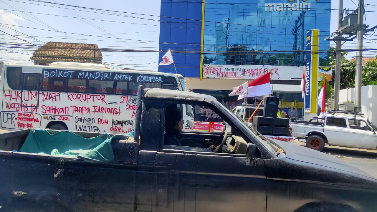 AMPB Suarakan Perangi Koruptor di Demo Depan Bank Mandiri