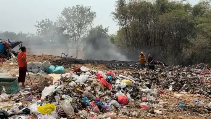 Diduga Akibat Puntung Rokok, Sampah TPA Landoh Rembang Hangus Terbakar
