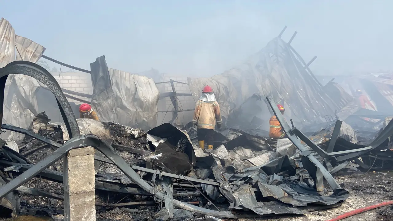 Gudang Rosok Kades Japeledok Rembang Terbakar, Listrik Padam dan Sanyo Macet Jadi Kendala