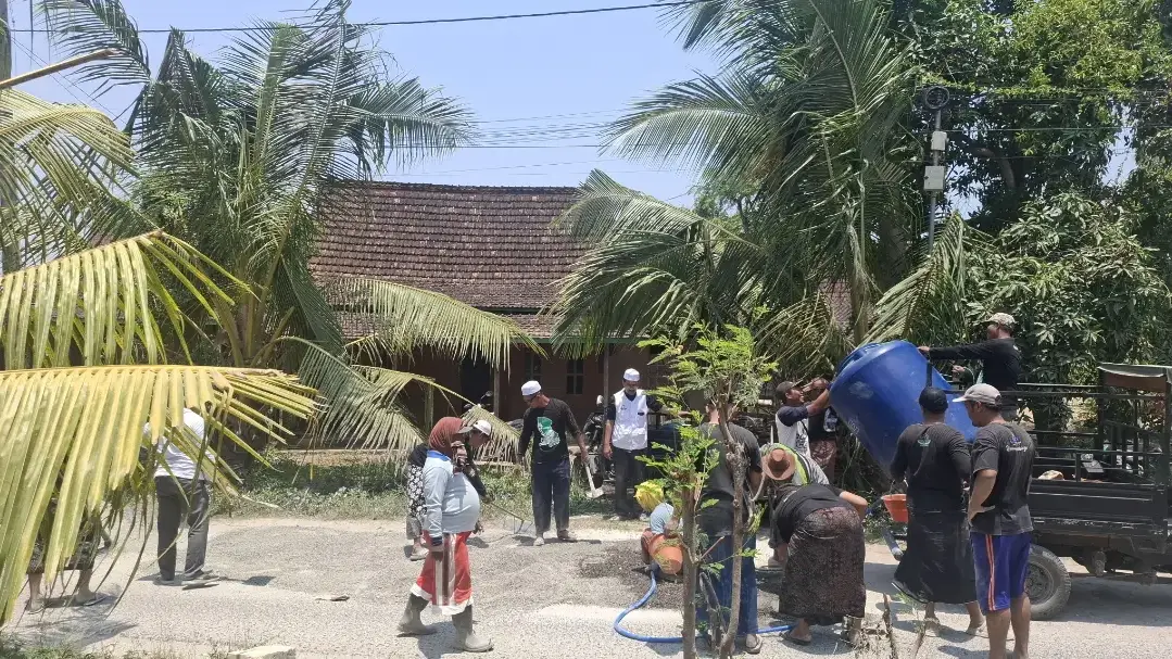 Bingung Mau Mengadu Ke Mana, Warga dan BP.KIAI Nekat Tambal Jalan Kalipang–Lodan Pakai Dana Swadaya