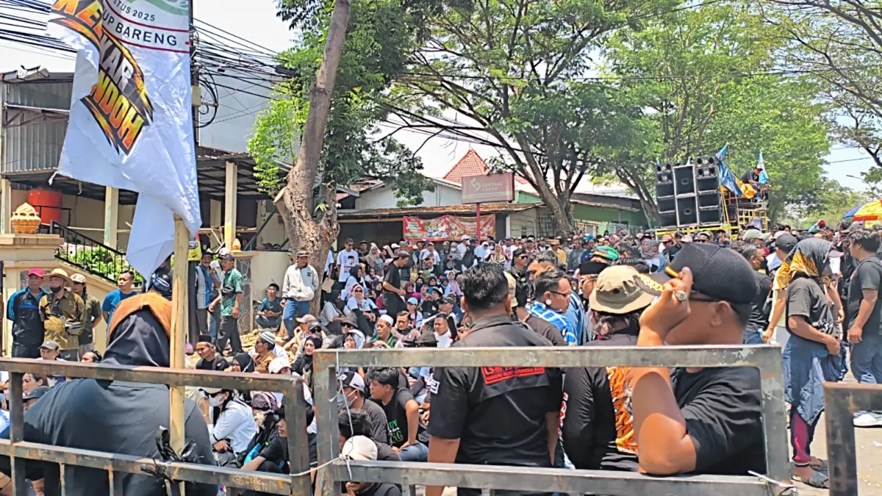 Massa Pendukung Sudewo Geruduk Pengadilan Semarang, Minta jadi Bupati Lagi