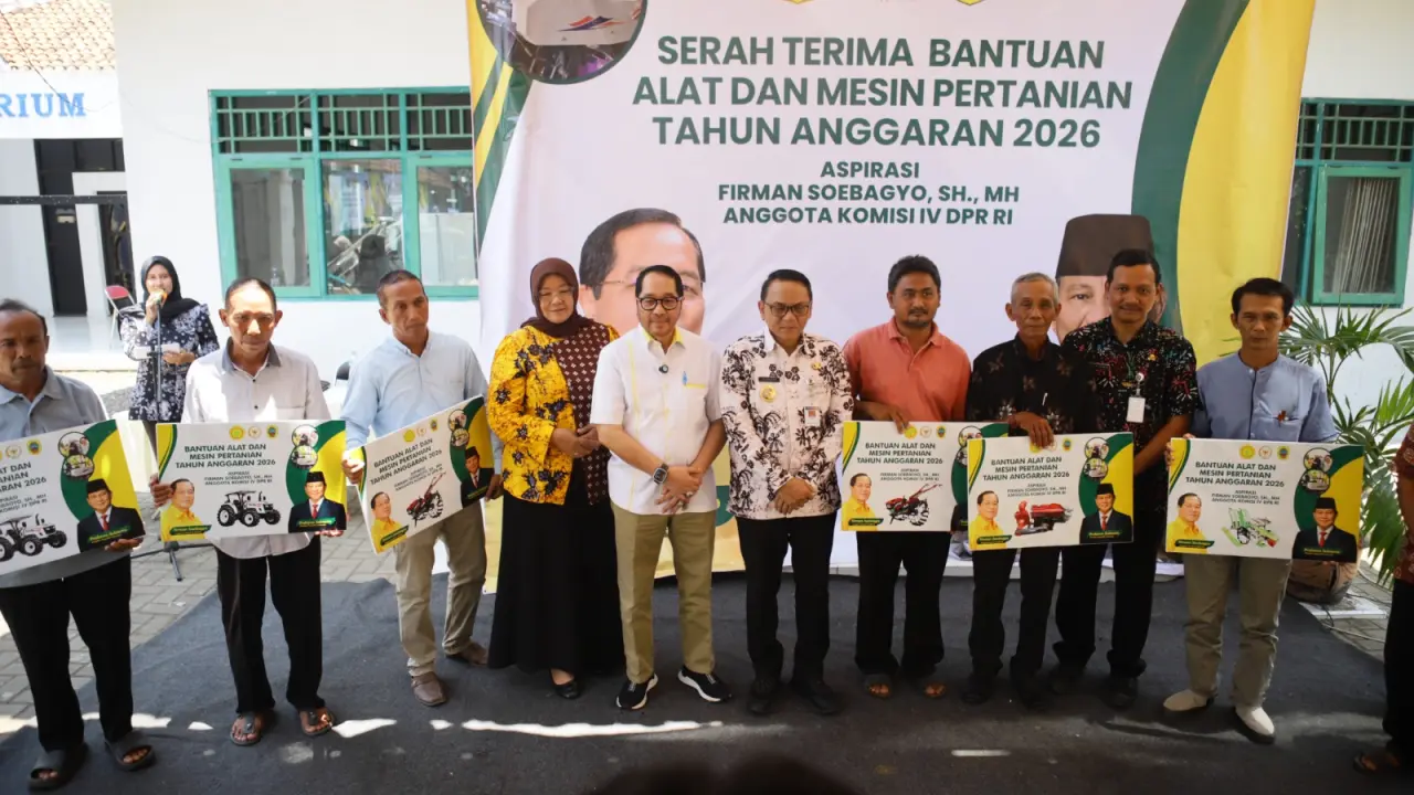 Petani Pati Terima Puluhan Bantuan Alsintan