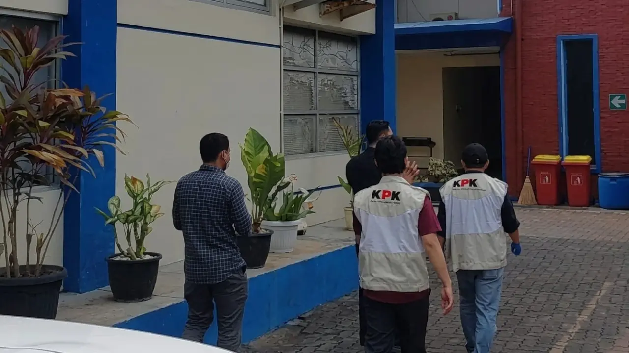 KPK Geledah Kantor Bea Cukai Kudus, Dijaga Ketat Brimob Bersenjata Lengkap